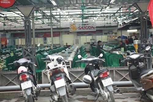 Có thể thấy, lượng khách trong quán chỉ có vài người